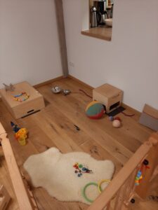 Multifunktionalie Raumnutzung Spielecke, Angebotsbereich und Essecke für das Mittagessen