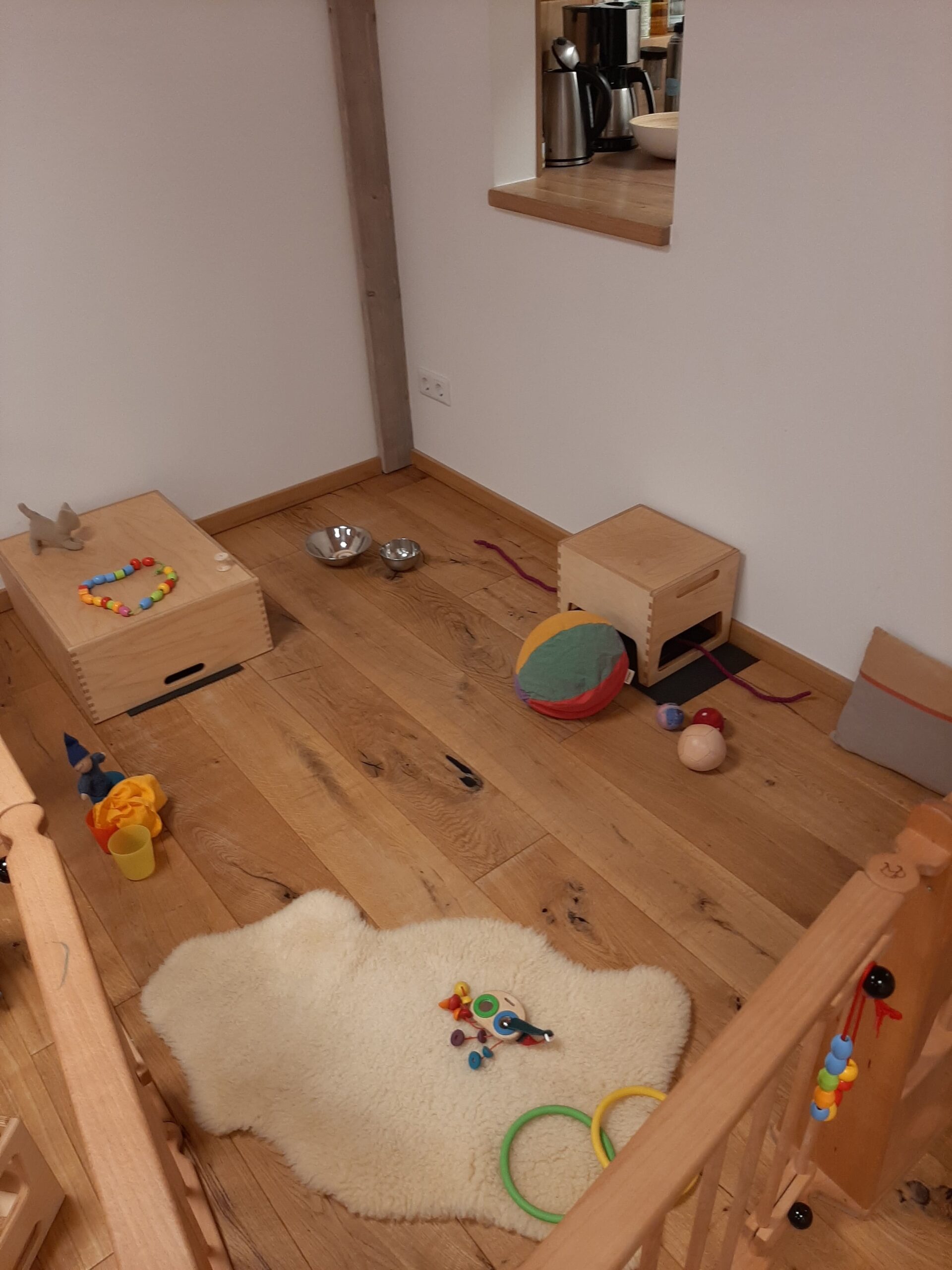 Multifunktionalie Raumnutzung Spielecke, Angebotsbereich und Essecke für das Mittagessen