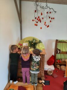 Waldorfpädagogik der Jahreszeitentisch